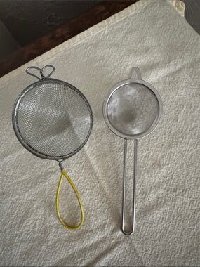 Set of 2 Mesh Strainers with Long Handles - Silver and Yellow